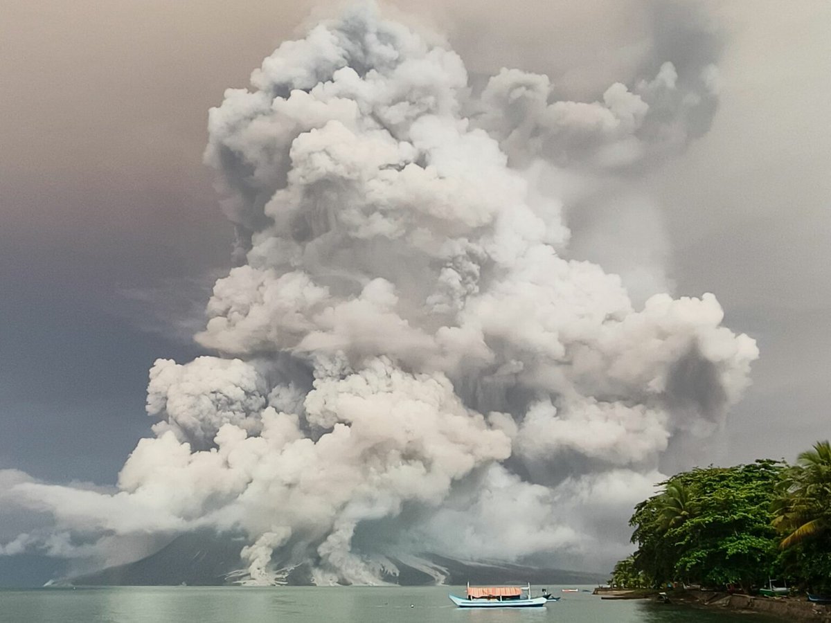 1. Indonesia's Mt. Ruang erupts again, closes international airport

🧵

✍️📸AFP