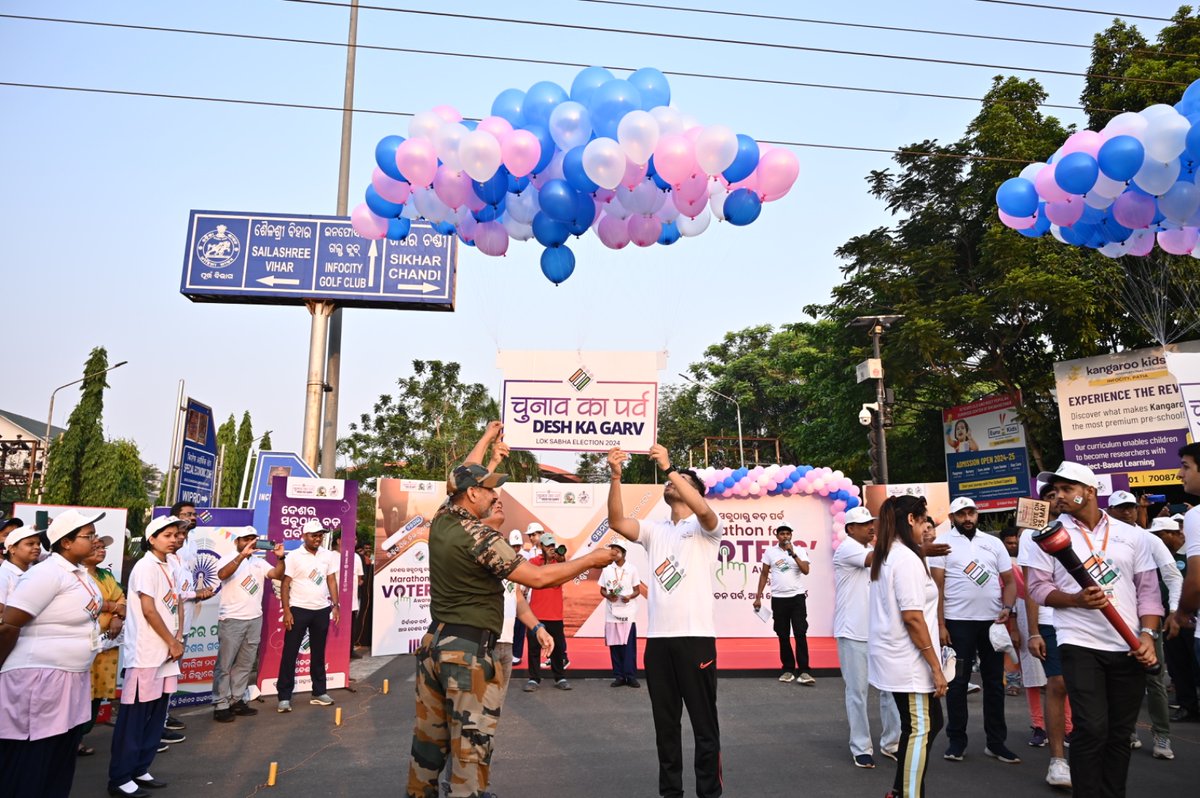 The participants in today's #VotersAwareness #Marathon 🏃‍♂️🏃‍♀️showed fantastic energy! It's inspiring to see citizens coming together early morning to promote awareness about the importance of #Voting. Shri. Rajesh Prabhakar Patil, IAS @rajeshpatilias BMC Commissioner, Shri.…