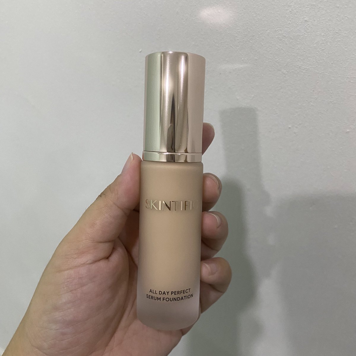 sebabkan Dahlia asik meratib benda ni BEST BEST BEST, so here i am.... hahshahs

my thoughts after first try;

1. texture dia macam pekat tapi tak susah pun nak blend???

2. medium coverage but just enough to cover my redness. nampak macam skin-like camtu 👍🏼