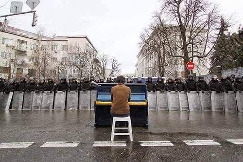 Günaydın ahali ✋🎶🥰 neyse.. Konserimi vereyim. Dinleyicilerim Merakla bekler beni..😎 E,ee..Daha Pazara gitcezz.Yemekler yapılcek,biralar..ehh..soğan eşliğinde olmazsa olmaz.✋Soğan keserken gözyaşını engelliyor.✋😇