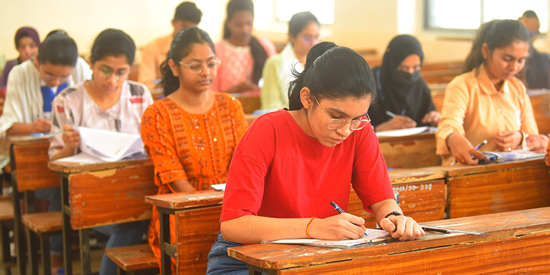 Engineering colleges will soon have exams in local language along with English. Read full Article on - educationtimes.com/article/campus… #AICTE #NEP2020 #Engineering