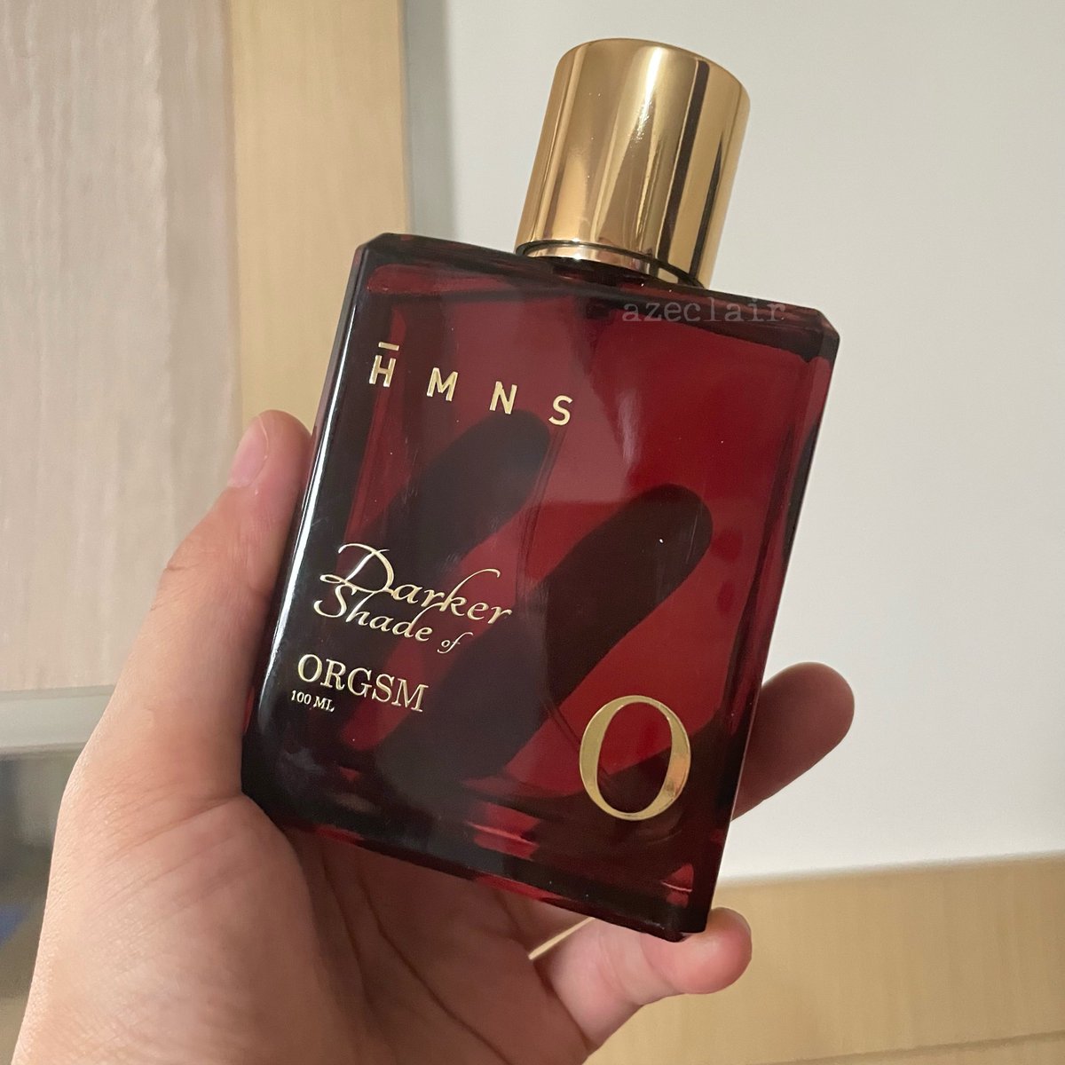 HMNS DSOS ini gambaran kalau parfum punya alter ego… wangi nya nampilin sisi dark & mysterious dari pendahulunya HMNS O. wangi yg elegan & mewah. bisa dibilang ini versi ‘naughty’ dari si O sih😳👍 seriusan…enak…banget…