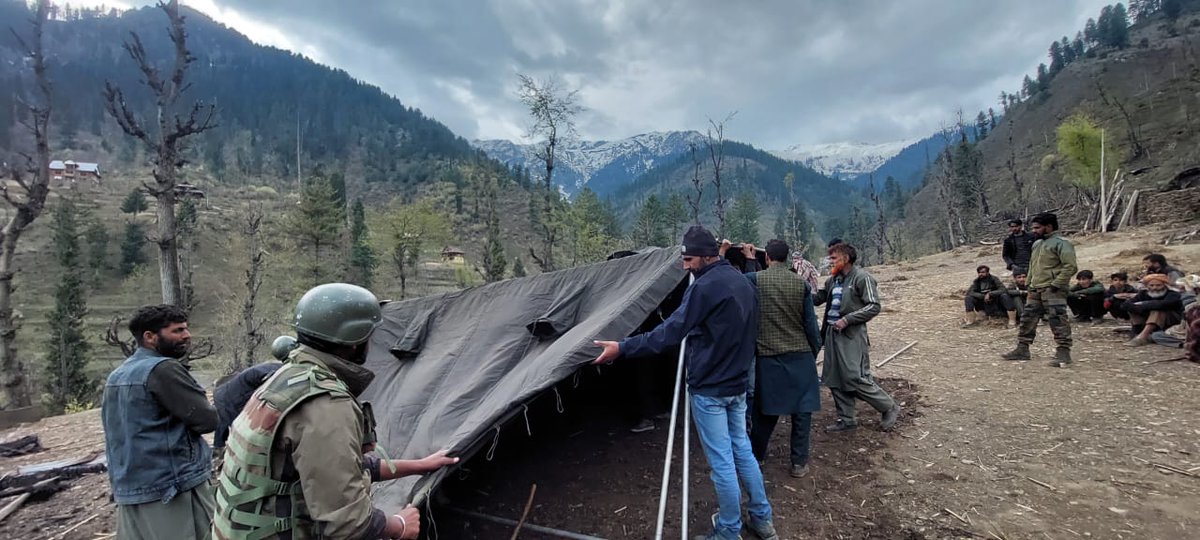 #IndianArmy provides assistance & support to locals of Kothian, Murhi, #Kupwara as massive fire outbreak in two double storey wooden residential houses. Indian Army ensured no loss of life and was highly appreciated by the locals. #kashmir #Smile #nature #photographer