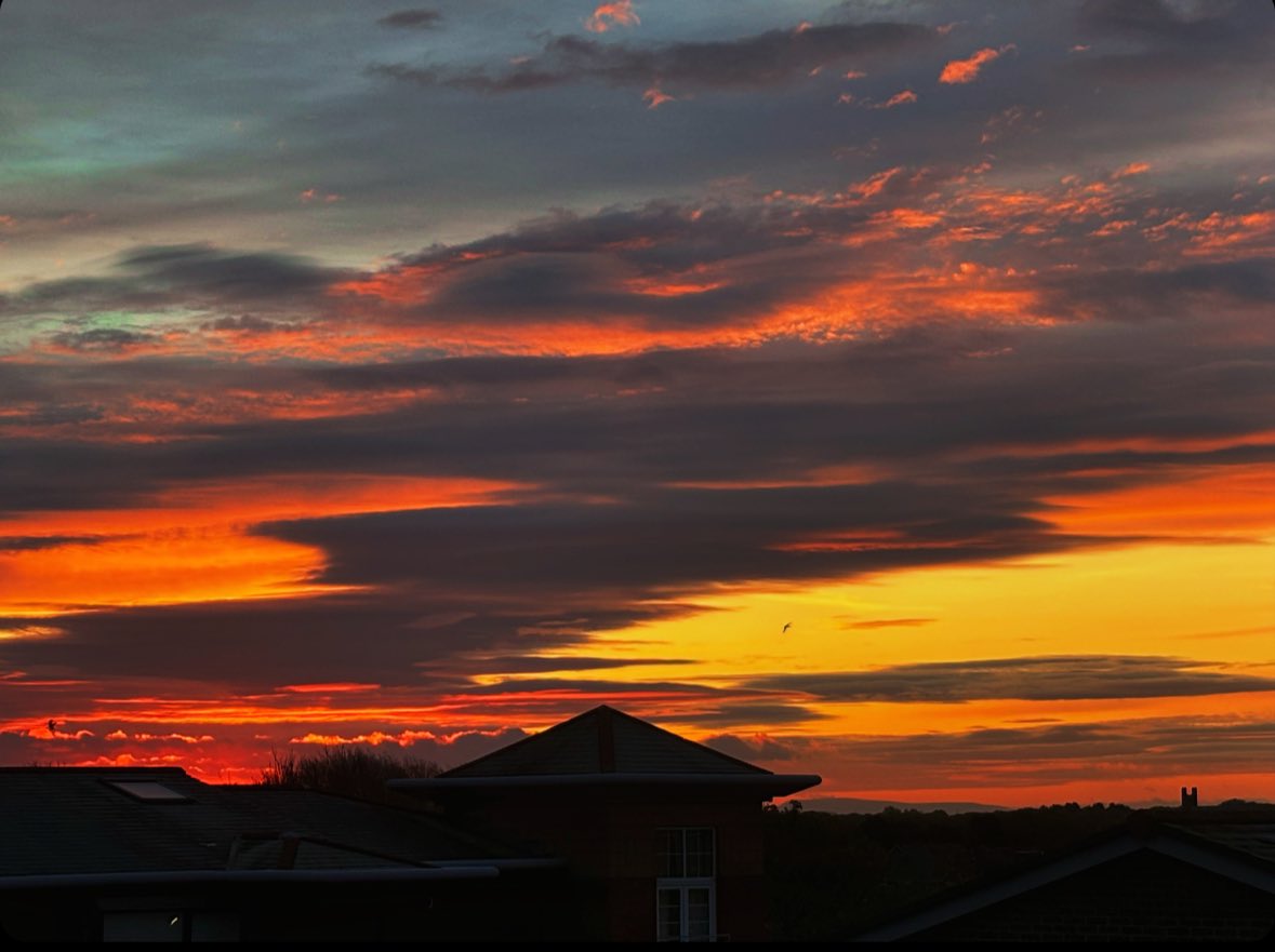 The beauty of waking up early 🌅

#colours #earlymorning #naturelovers #NaturePhotograhpy #sunrise