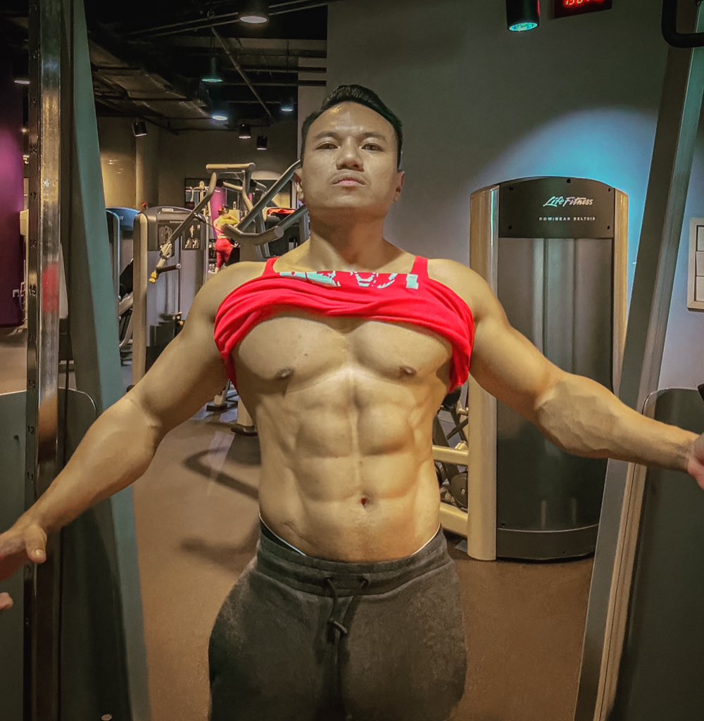 drfaizalazmi's tweet photo. Orang pergi lunch, aku pergi gym. Tu la kerja hari2 #hiawak #textme #celebrityfitnessmalaysia #celebrityfitnessindonesia https://t.co/t2XHU61F17