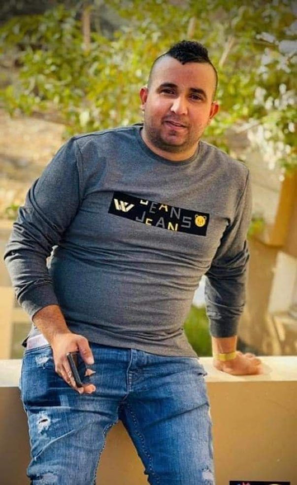 🔴⚡️INFO: Ribhi Mansiya, jeune palestinien de la ville d’Hébron en Cisjordanie occupée, a été tué ce matin à l’aube après avoir été pourchassé par des soldats de l'occupation israéliennes alors qu'il se rendait à son travail, il a été kidnappé, battu et jeté du haut d'un immeuble