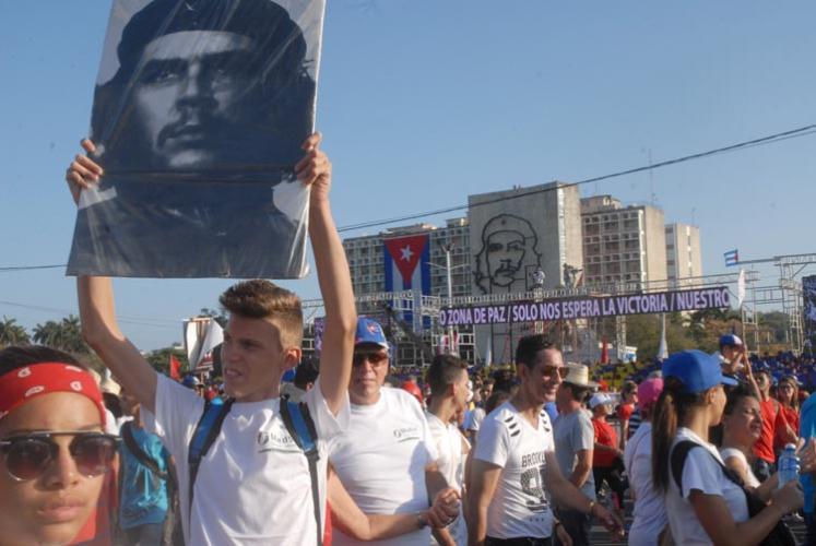 #FidelPorSiempre: 'Si queremos expresar cómo deseamos que sean nuestros hijos, debemos decir con todo el corazón de vehementes revolucionarios: ¡Queremos que sean como el Che!'. #PorCubaJuntoCreamos