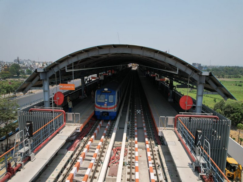 #kolkataMetro: #MetroRailway conducted a trial run on the #HemantaMukhopadhyay - #Beleghata stretch of the Orange Line.
The trial run aimed to evaluate the readiness of machinery, and signaling systems.

#Metrorail #Metro #Kolkata
