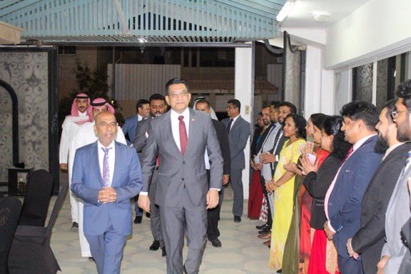 Pleased to visit the Sri Lankan Embassy in #Riyadh and have an engaging discussion with the members of the staff. I commended the team spirit that was prevalent within the staff, & wished them the best @SLinRiyadh @MFA_SriLanka