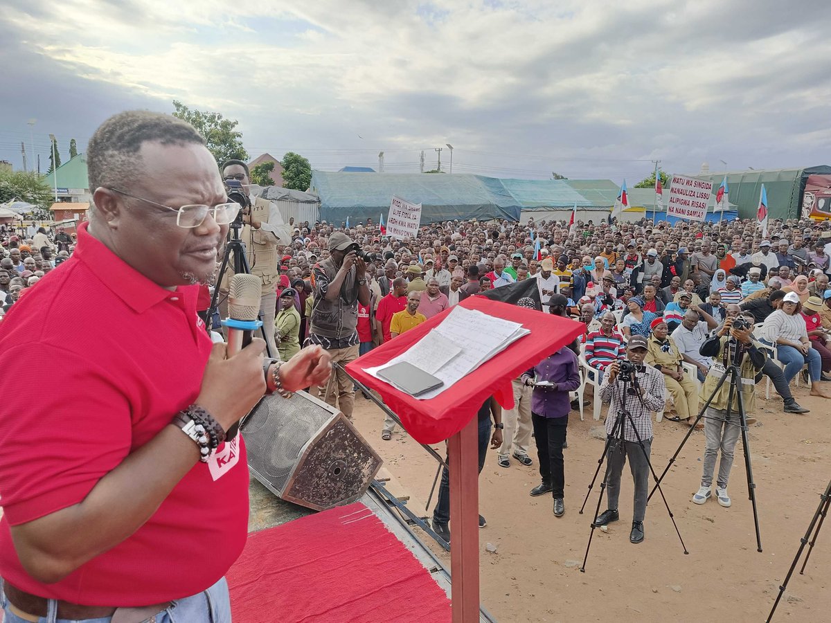 ✊🏽 Tundu Antipas Lissu ‼️
Kachapa siku kadhaa spana kawatoa nduki huko watoto wa Mama aka Kizimkazi gang 🤣

Mitandaoni 👉🏽 Lissu
Bungeni 👉🏽 Lissu
Vikao vya CCM 👉🏽 Lissu 
🤣🤣

Jamani tuhakikishe @TunduALissu anachapa hizi spana daily majukwaani 👏🏽
Spana ziendelee #TutaelewanaTu