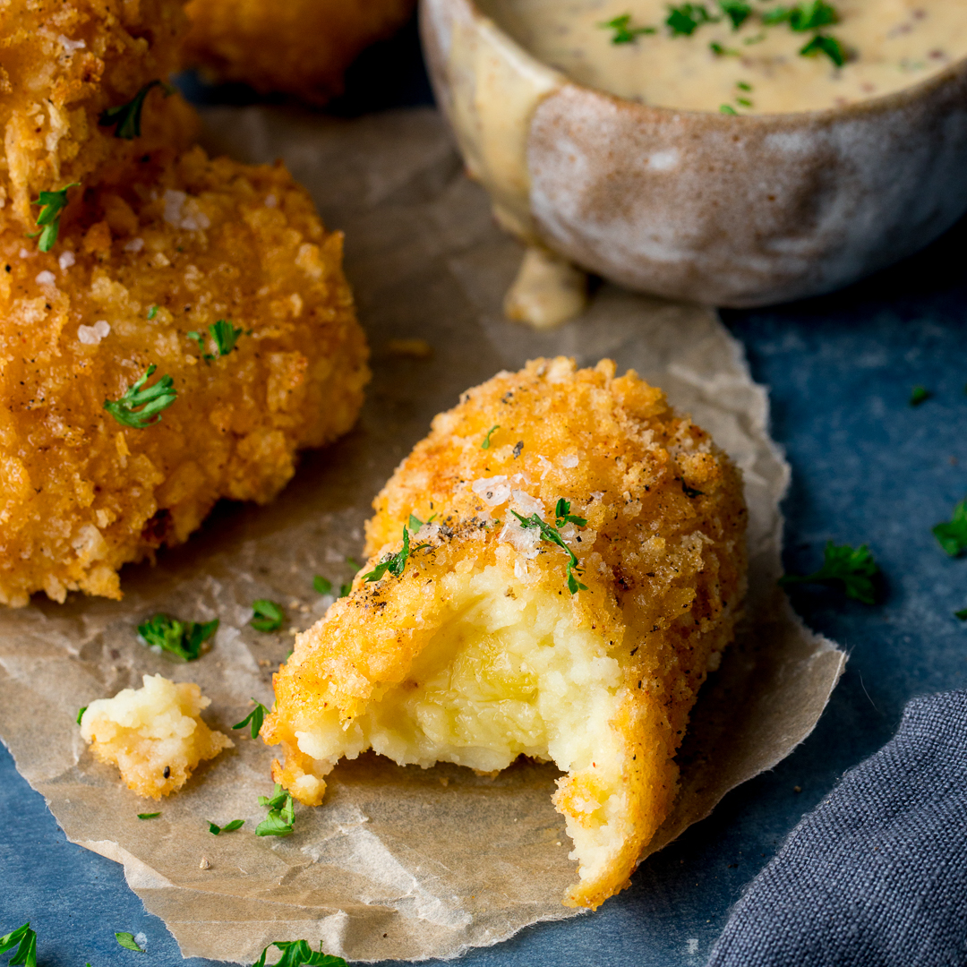 My Baked Cheesy Potato Croquettes are an easy bite-sized snack or side dish. 

Mashed potato, stuffed with cheese, coated with breadcrumbs and baked until the cheese melts in the middle.😋

kitchensanctuary.com/baked-cheesy-p…
#kitchensanctuary #Foodie #Recipe