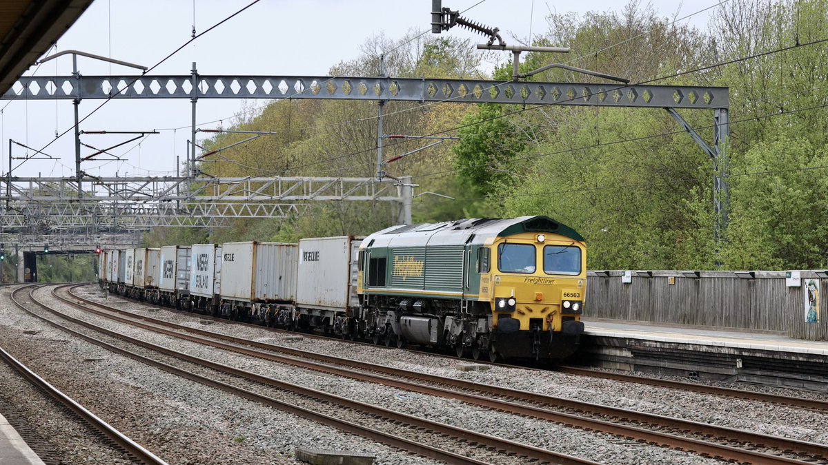 66563 works 4L92 Ditton - Felixstowe North boxes through Tamworth. 18 April 2024.