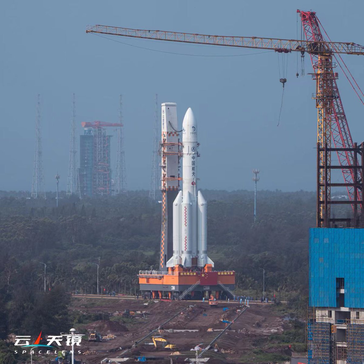 🌕The Chang'e-6 lunar probe and the Long March-5 Y8 carrier rocket combination has been vertically transported to the #Wenchang Space Launch Site. The launch is scheduled to take place in early May. Looking forward to a successful launch! Photo Credit: SpaceLens @CNSpaceStation