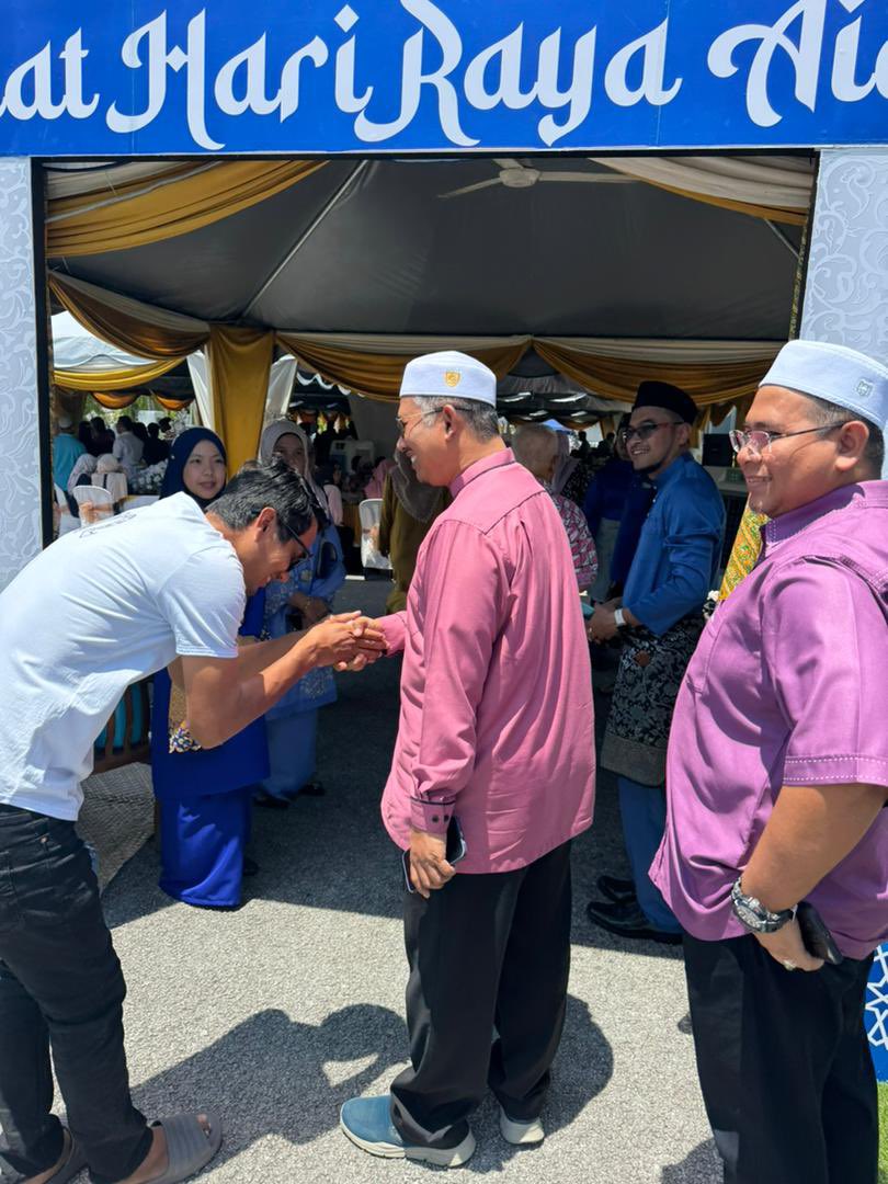 Alhamdulillah Undangan Ustaz seterusnya, memenuhi jemputan ke Majlis Rumah Terbuka Hari Raya Aidilfitri di Terengganu INC. 

Semoga semua dipermudahkan urusan dan diberkati Allah sentiasa. Aamiin

#TMBS #SalamAidilFitri2024 

'TerengganMajuBerkatSejahtera'