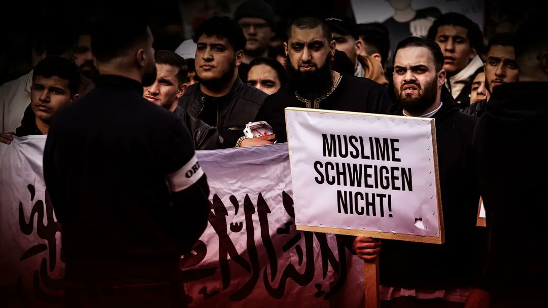 1/2 Zgrešeni miti o integraciji muslimanov v EU! Nemška družba nima več kaj nasprotovati odločnemu pogledu islamistov Skozi Hamburg koraka na stotine islamistov, ki so prepričani v zmago, vzklikajo glasna gesla in hrepenijo po kalifatu. Na ulicah evropske metropole grozeči…