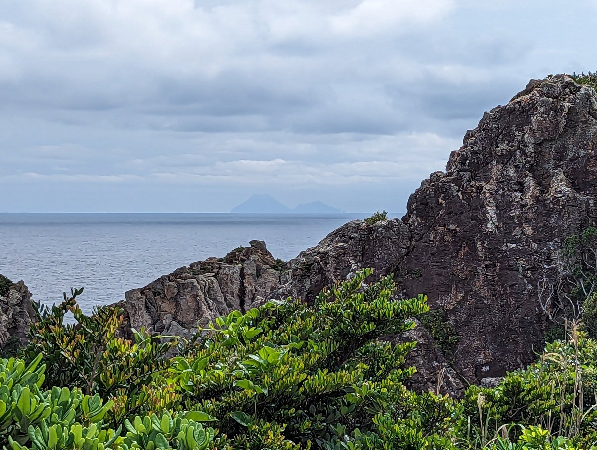 向こうに見えるのがトカラ列島真の最南端たる横当島(無人島)