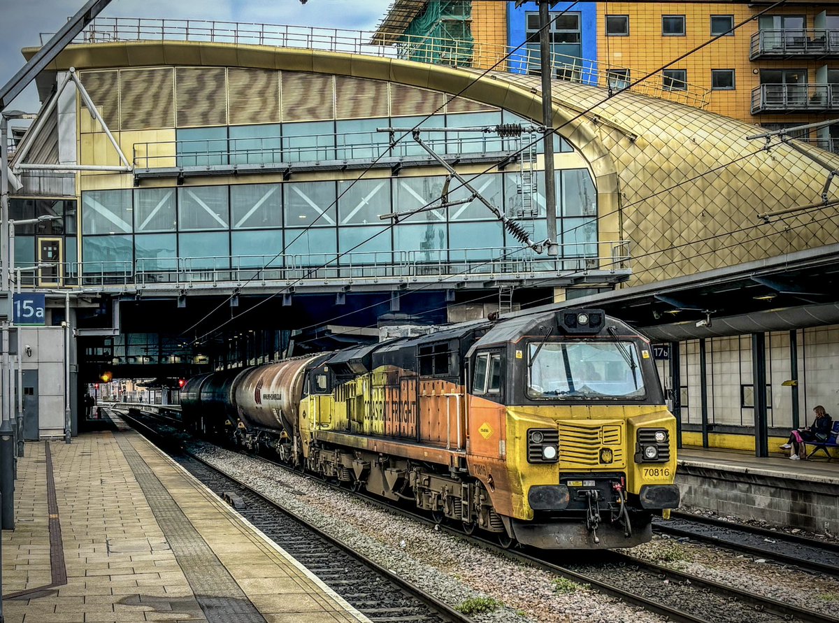 Colas Railfreight 70816 passes through platform 16 at Leeds with 6D80, Neville Hill to Lindsey Oil Refinery empties. The more I see these 70s in action, the more they’re growing me, really starting to like them. #Class70 #ColasRailfreight #Petroleum #LeedsCityStation
