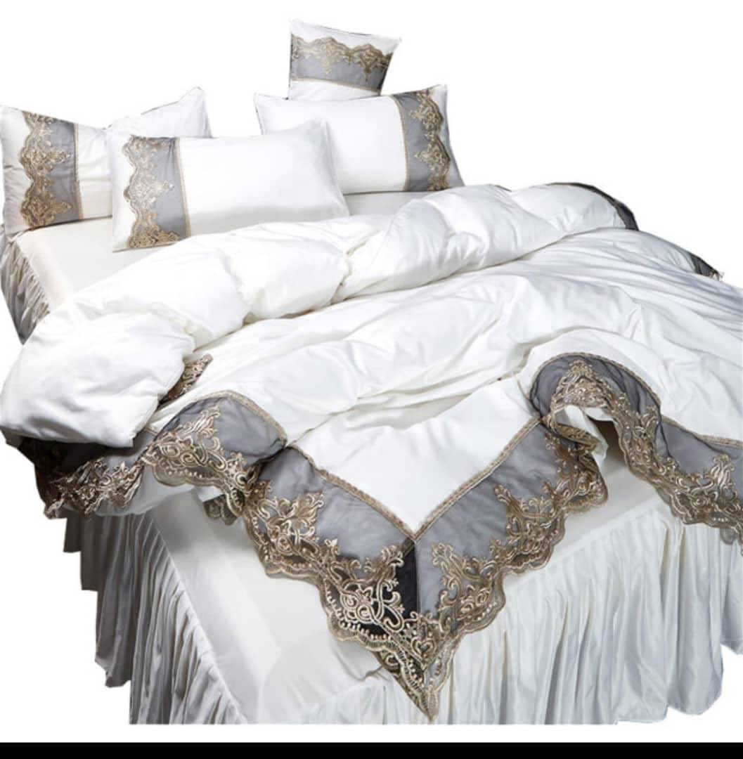 Elevate bedroom yako na hii Luxurious Bedding Set ambayo ina:

Duvet cover 1
Bedcover yenye bedskirt 1
Foronya 4 
Tsh 95,000 TU 

Bedcover yenye bedskirt inasaidia to prevent accumulation ya uchafu na vumbi chini ya kitanda chako

0747990106 
#Nipedili