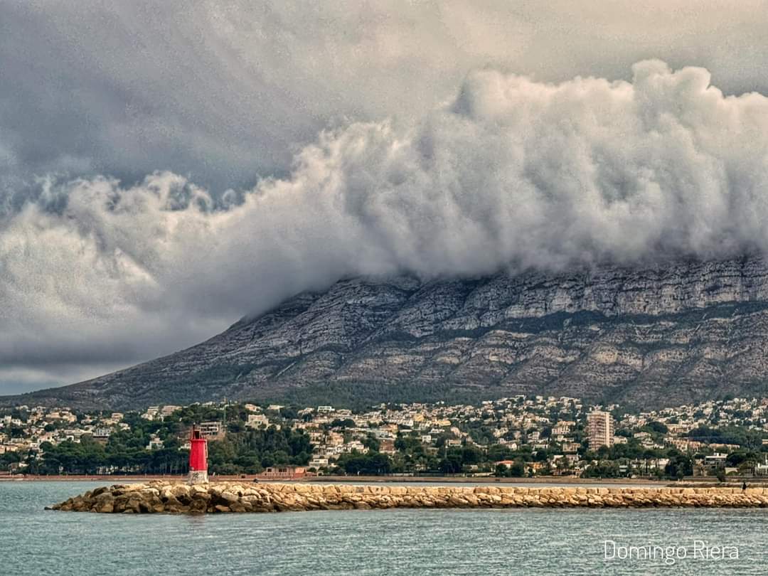 Dites 🔝 valencianes: Quan el Montgó porta capell, llaurador pica espart i fes cordell. #Dénia #laMarinaAlta 📷 @domi64