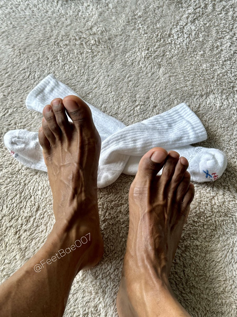 Officially on @FeetFinder 👣🦶🏾😏 #Feet #toes #socks #veinyfeet #feetfinder app.feetfinder.com/userProfile/Fe…