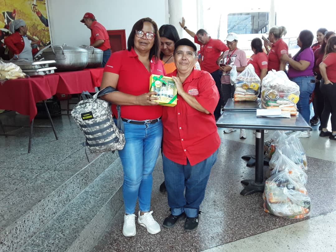 #29Abr El pasado viernes el presidente de Transbarca Leonel Sánchez, realizó una serie de rifas, mientras ofrecía un delicioso almuerzo a todos los trabajadores esta empresa, esto como parte de los programas de atención a la clase trabajadora implementados por el gobierno...