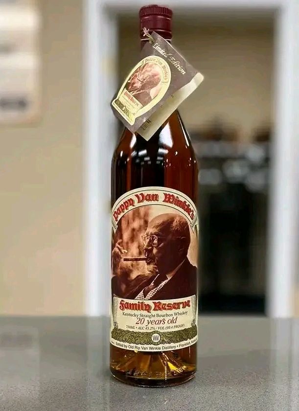 Happy new week to y'all. Cheers 🥃
#bourbon #whiskey #buffalotrace #pappy20