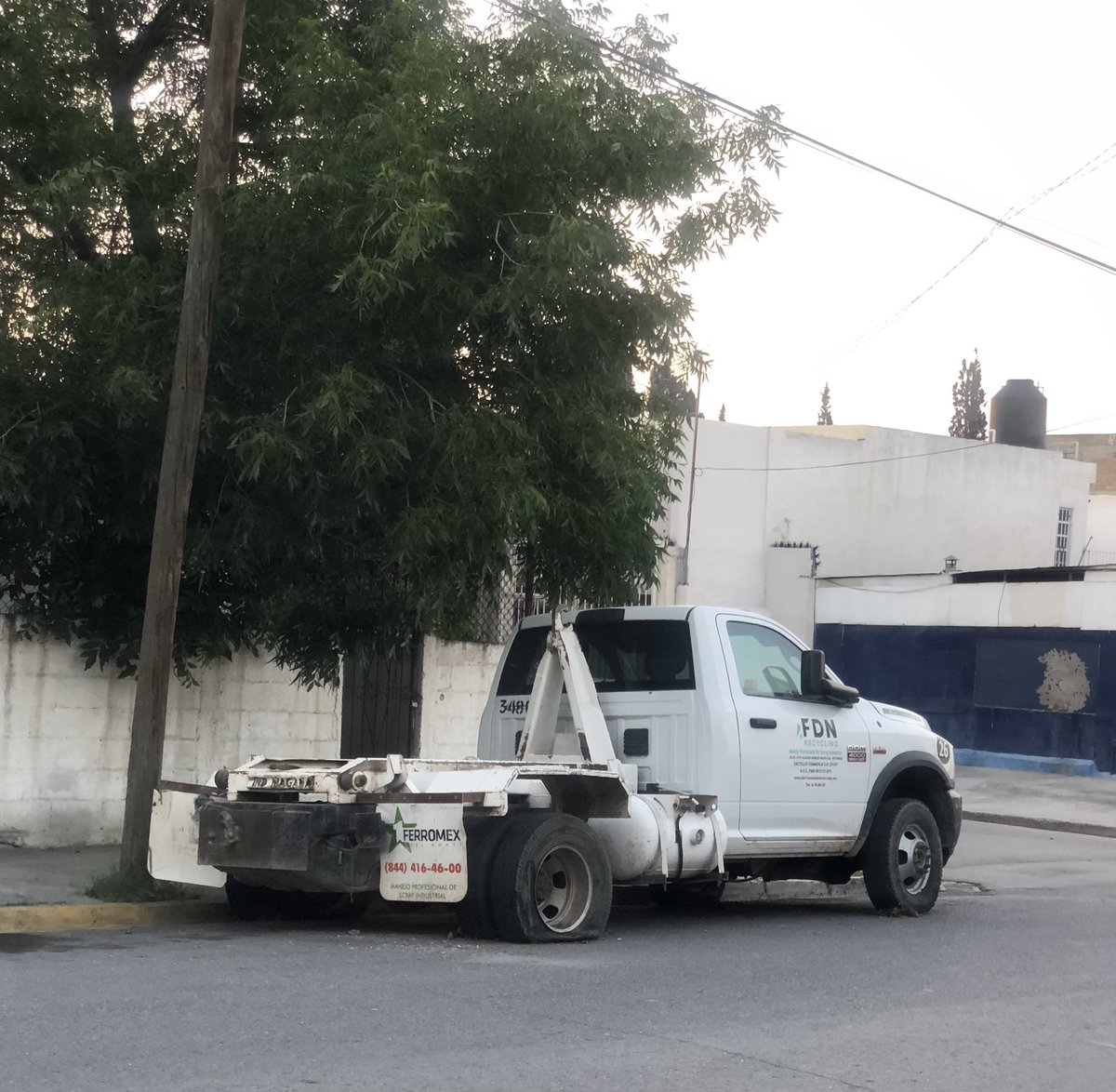 VEHÍCULO ABANDONADO tiene 3 semanas en calle La Llave y Priv Ing Juan Garza García Col Topochico #Saltillo @CICsal @policiasaltillo @TeleSaltillo @SaltilloGob @AtencionSalt @ComisionSPC @chema_fraustro