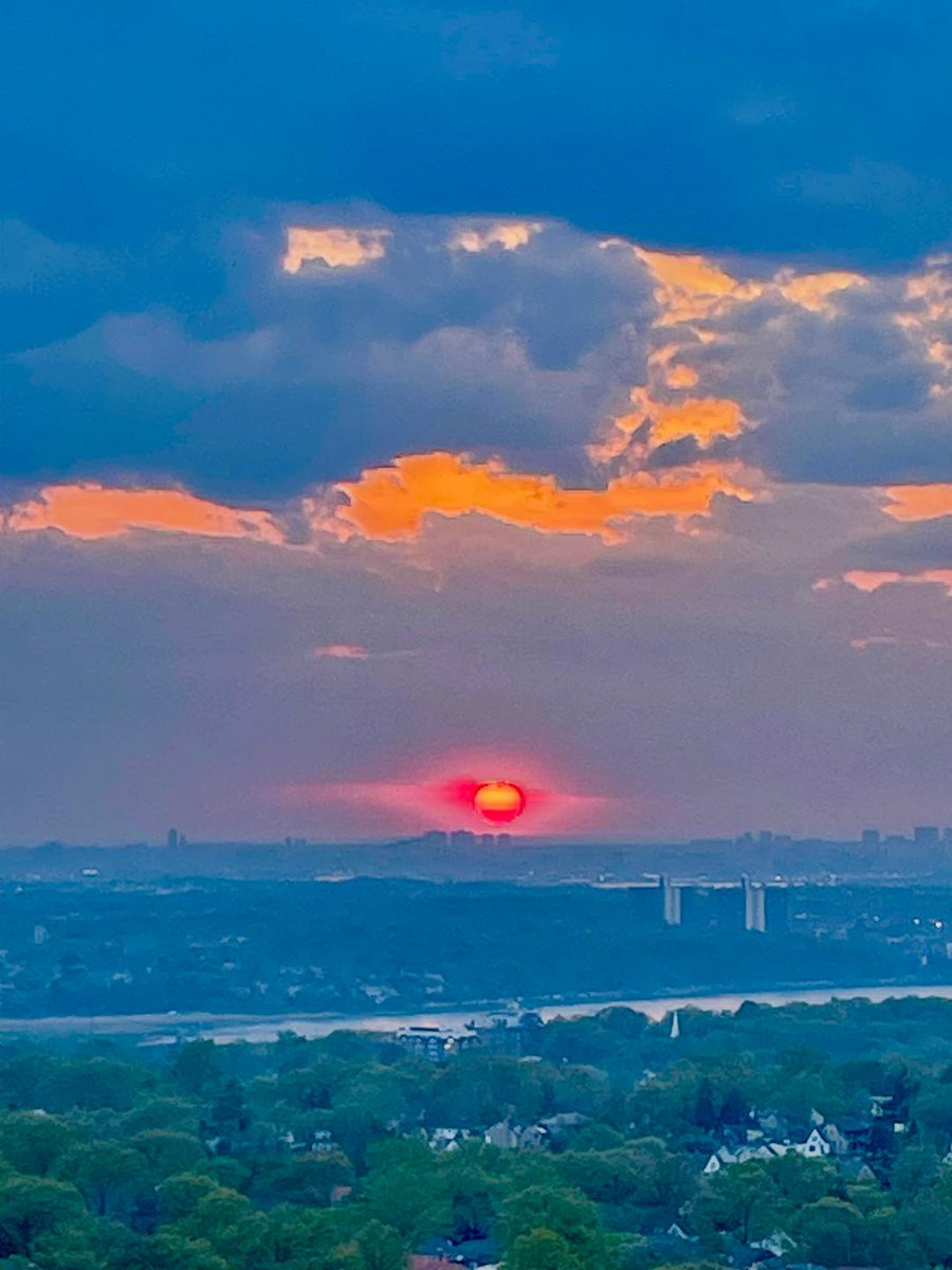 NYC was HOT today.  Unusually HOT.
Even the SUN looks exceptionally HOT as it
sets behind the clouds.