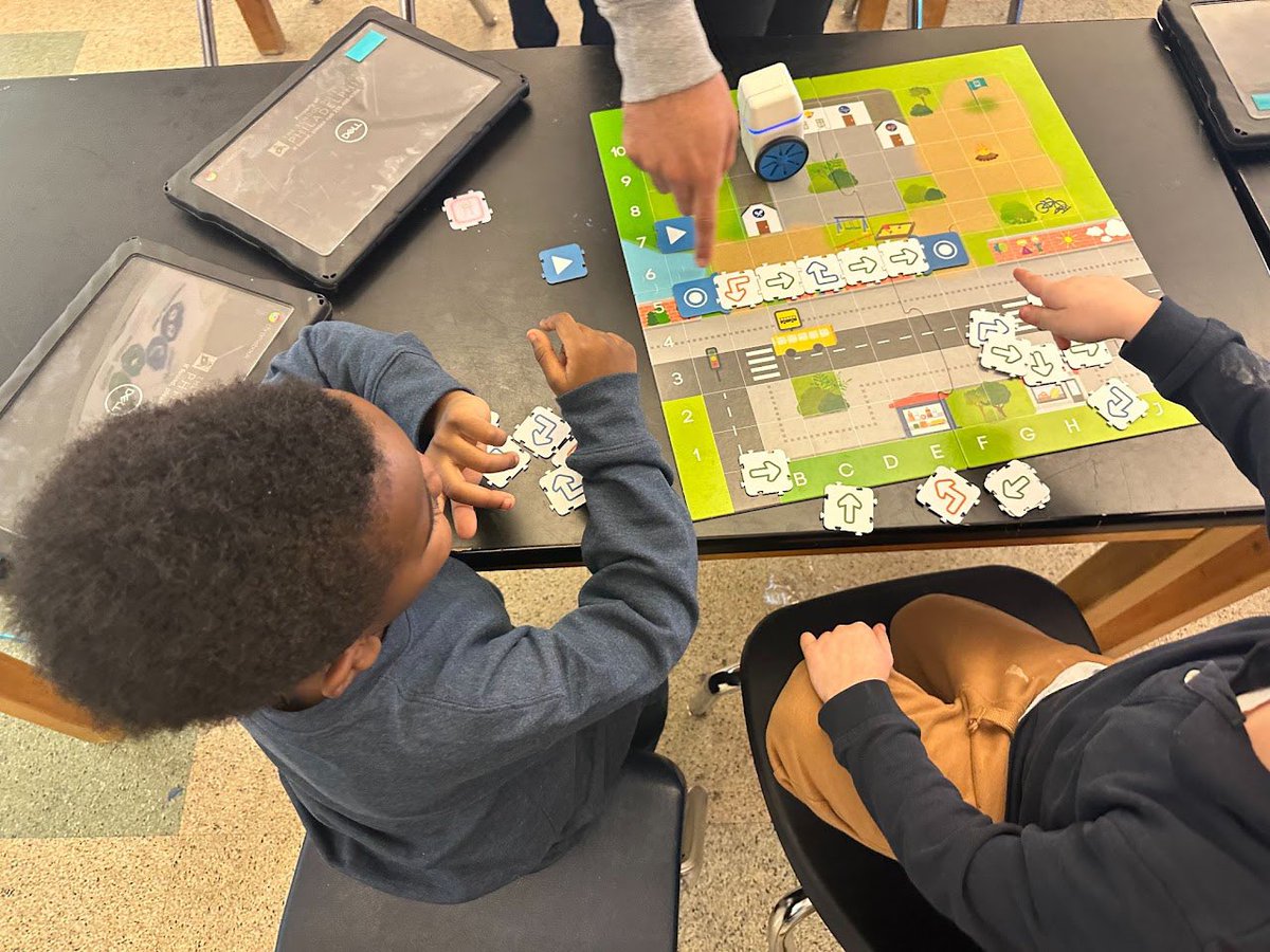 wildcatworkshop's tweet photo. Here are a few highlights from our K-8 multidisciplinary makerspace at @PHLschools Marian Anderson School:

In kindergarten, we created algorithms to navigate a neighborhood using @KUBO_Robot and used Google Slides to make pictographs about things we like to do, veggies we like. https://t.co/dp2YLyQSif