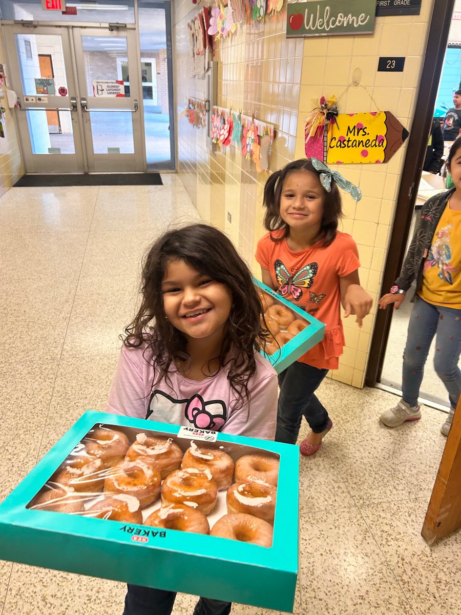 ✨Our class encouraging 4th grade Ms. Peña’s class before the STAAR! 🍩🥳