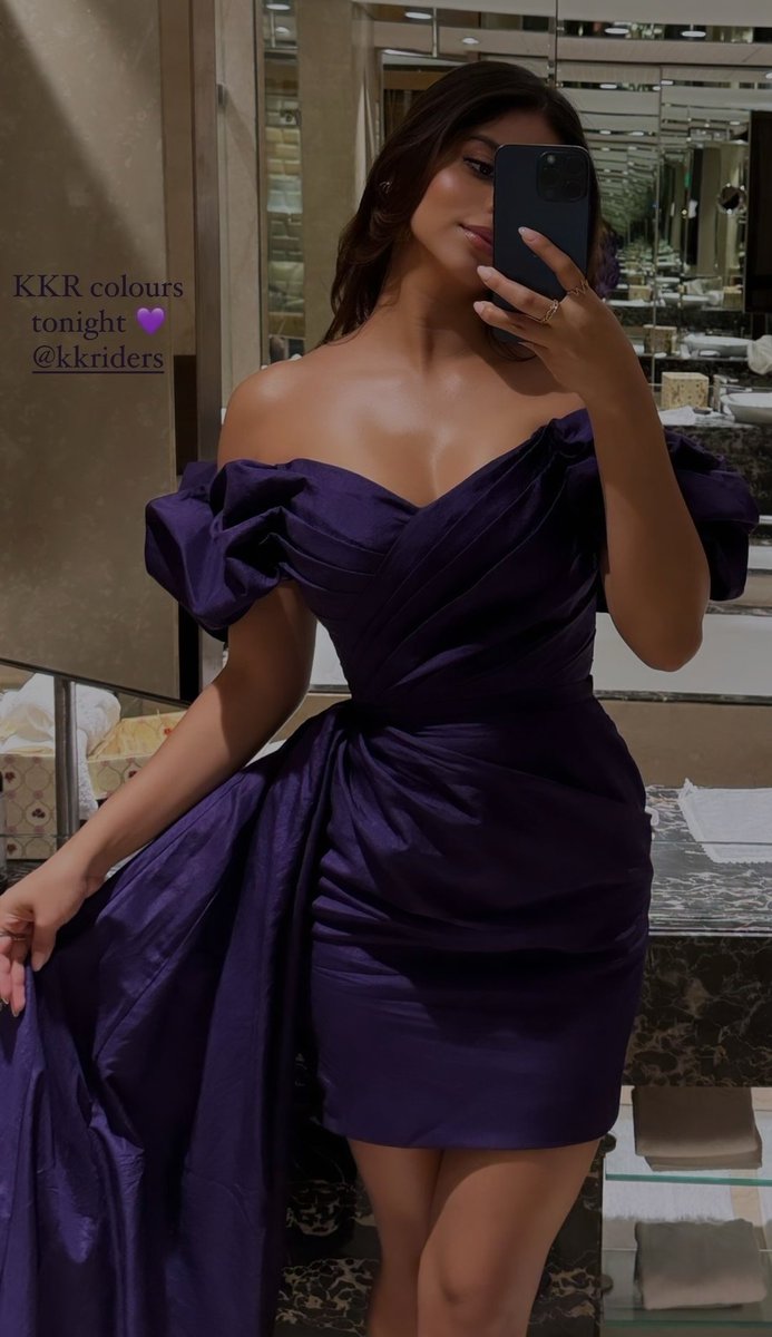 #SuhanaKhan celebrating the victory of @KKRiders in this purple colour dress! 💜