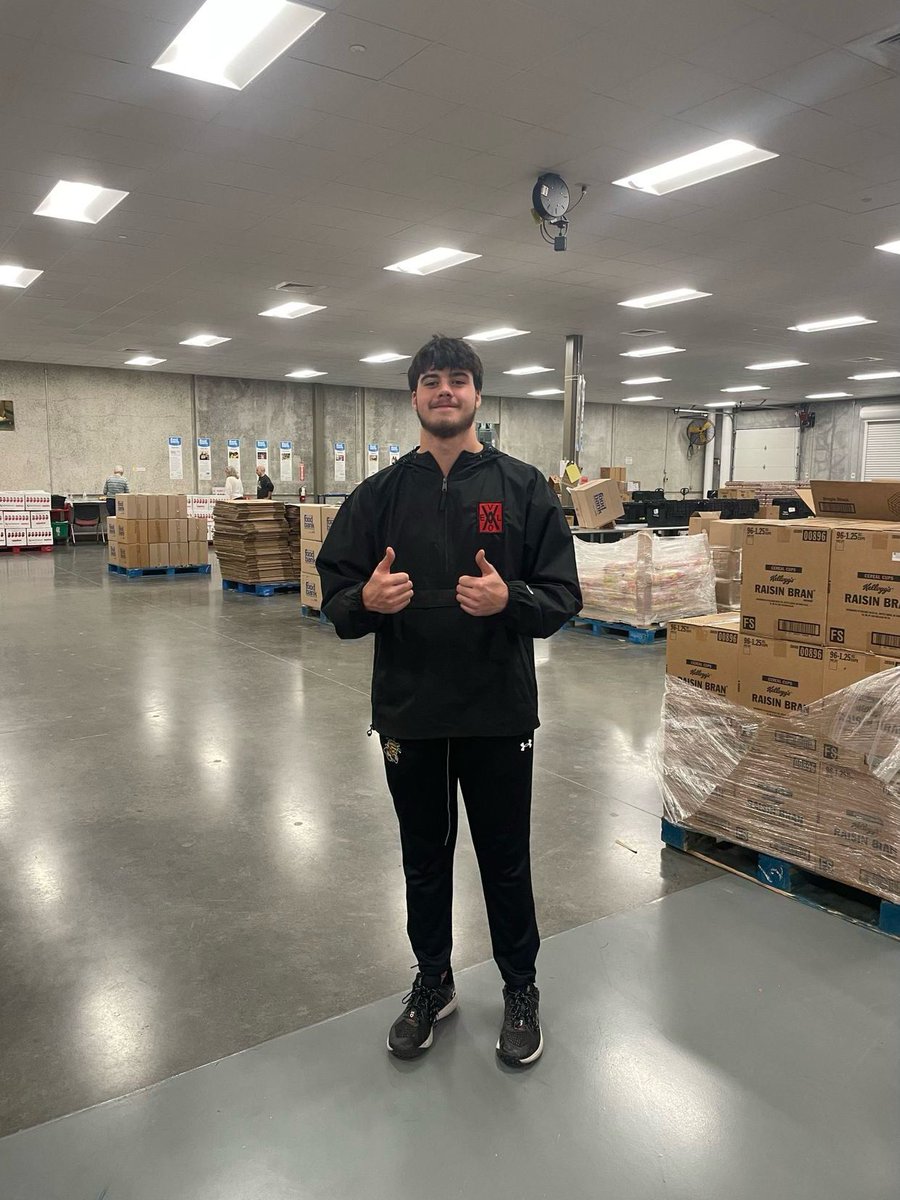 Serving the community with @goshockersbsb and the @KansasFoodBank 🤝 Support student-athletes like @rgeraghty99 and help them connect with their community in impactful ways through #WheatShockCollective! 🌾 wheatshockcollective.com/pages/support-…