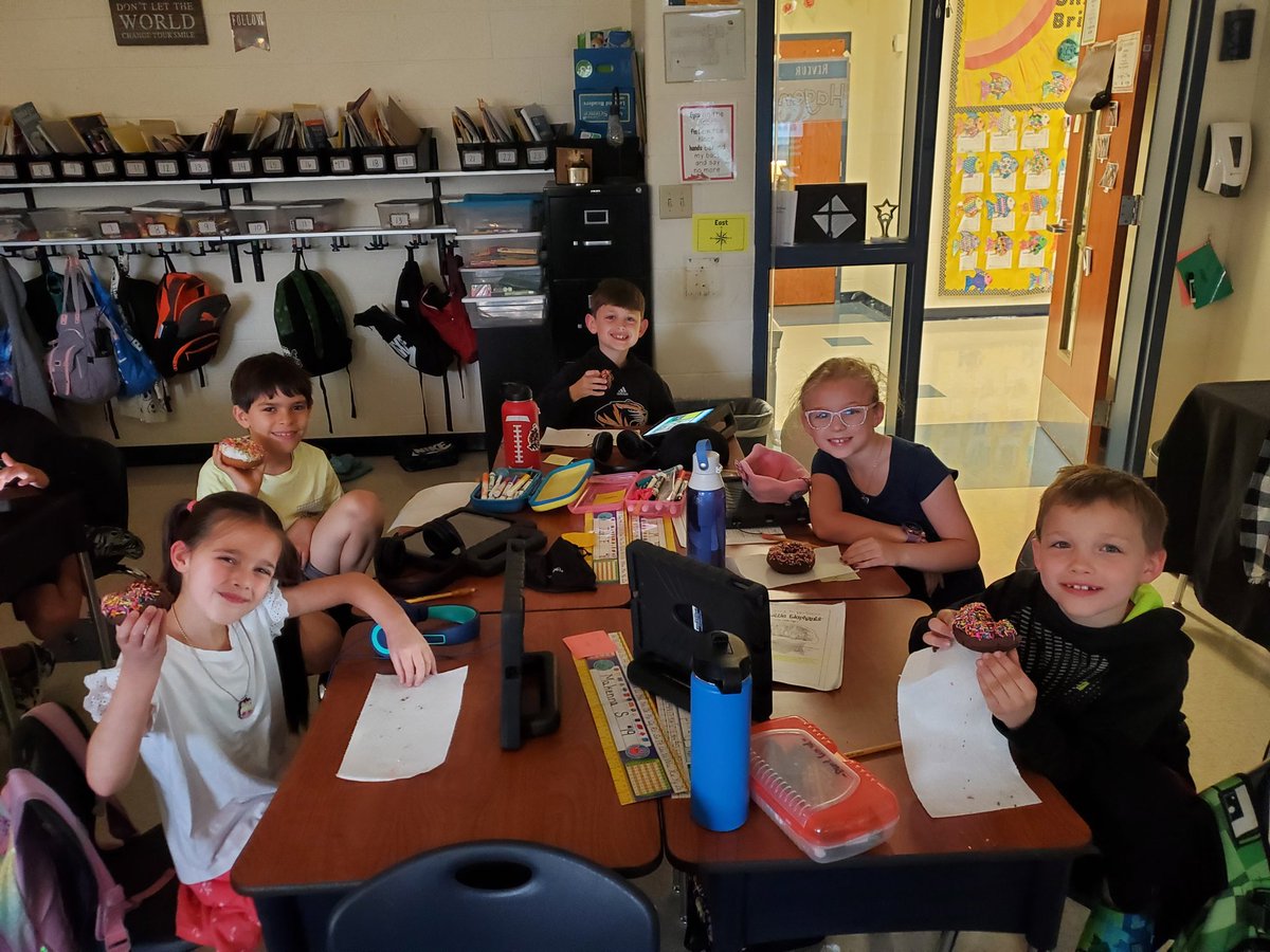 LVEHagen's tweet photo. D is for donuts! Such a sweet day! #secondgraderocks #lveleads https://t.co/5872sdPX2k