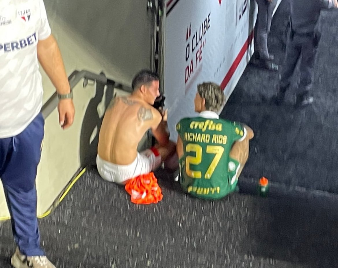 *torcida do São Paulo batendo em palmeirense infiltrado no Morumbi*

os jogadores após o fim do jogo: