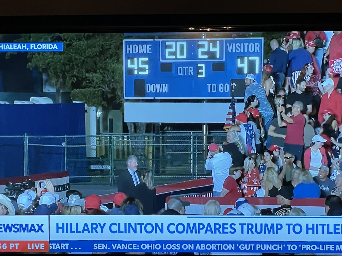 This is a Trump rally in Hialeah, Fl 
Check out the scoreboard 🔥🔥🔥
Now check out the headline 😂😂😂