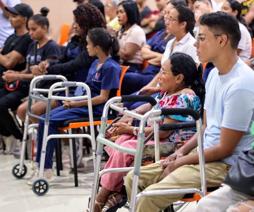 ¡Estamos comprometidos con la población en condición de discapacidad! Hoy 1️⃣9️⃣ estudiantes del proyecto Diverser de la @udeatlantico recibieron ayudas técnicas♿️ por parte de la Gerencia de Capital Social. Con esta iniciativa liderada por nuestro gobernador @veranodelarosa…