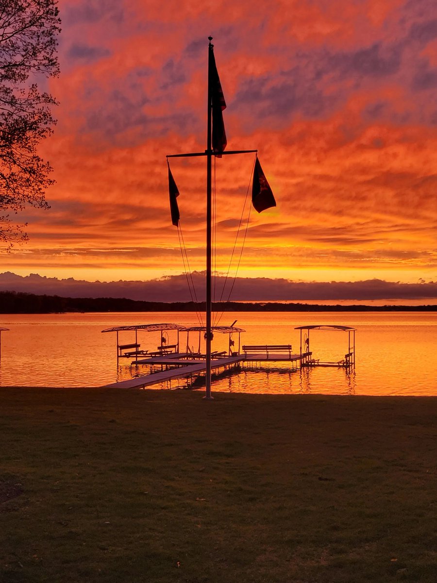 Tonight's sunset over Gull Lake from Claudia Helms-Vaccaro. 😍😍 #MIWx