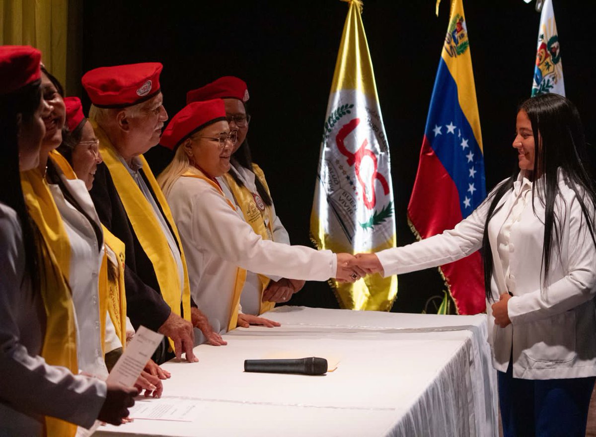 Este #23Abr se graduaron 161 nuevos profesionales de la salud egresados de la UCS, en un acto celebrado en el Teatro Luis Mariano Rivera de Cumaná.

@GPintoVzla
#SucreEsCulturaYProgreso
#VenezuelaPaísDeEsfuerzoPropio