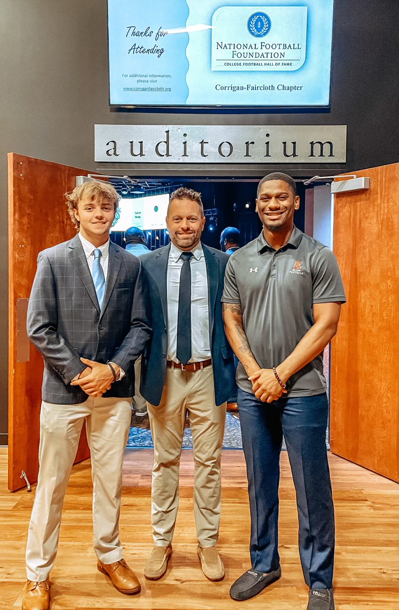 What a great night at the @NFFNetwork Banquet where our very own @CalebCurtain was a part of the panel discussion & @realJTSimmons was awarded the NFF scholarship! #TDT #GDTBAW @gowhirlies @ElonFootball