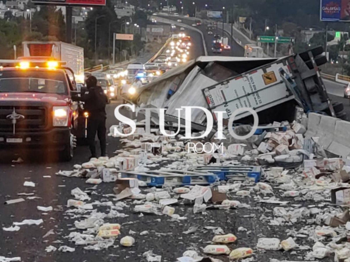 ⭕️ #Accidente | Accidente sobre la carretera Apizaco-Tlaxcala se registró un accidente vehicular. La plataforma de un tráiler se desprendió y se estrelló con el muro de contención. ¡Paciencia!…