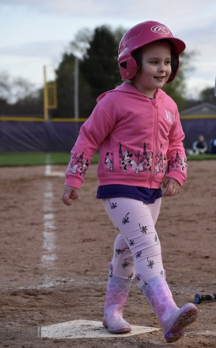 CoachBonde's tweet photo. This girl was in the dugout tonight. Had a blast running the bases after a big win. #mamasgirl #momswhocoach https://t.co/HigIBMZkEl