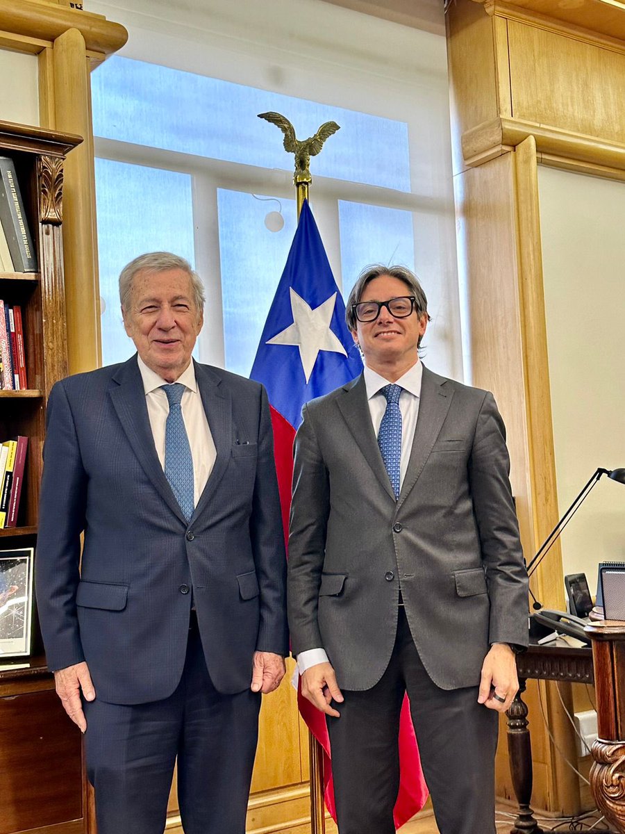 🇨🇱 En el marco de su visita a Chile, @chrisasinelli, vicepresidente de Programación Estratégica de CAF, mantuvo un encuentro de trabajo con el Canciller de Chile, @AlbertoKlaveren y equipo, donde dialogaron sobre desafíos y oportunidades de la región en la actualidad y cómo poder…