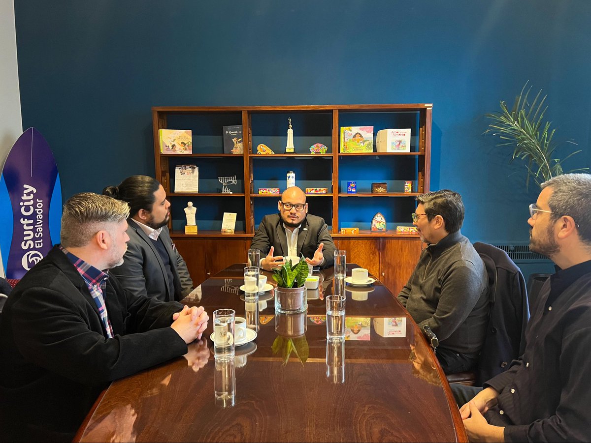 Nos reunimos con el director general de Enseñanza Artística del @datacultura, Alejandro Casavalle. 🇸🇻🇦🇷

En el encuentro, conocimos los programas e instituciones de enseñanza artística bajo su cargo. Además, conversamos sobre fortalecer el vínculo entre El Salvador y el @gcba.