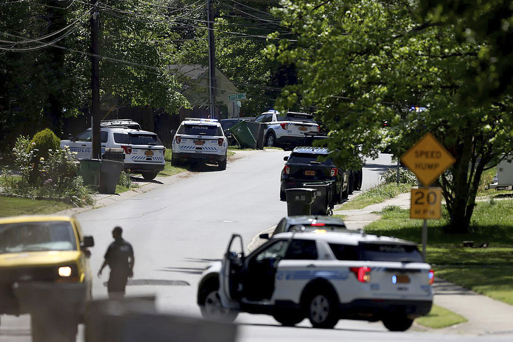 3 officers killed, 5 injured while trying to serve warrant in #NorthCarolina: authorities trib.al/Y0obVmC