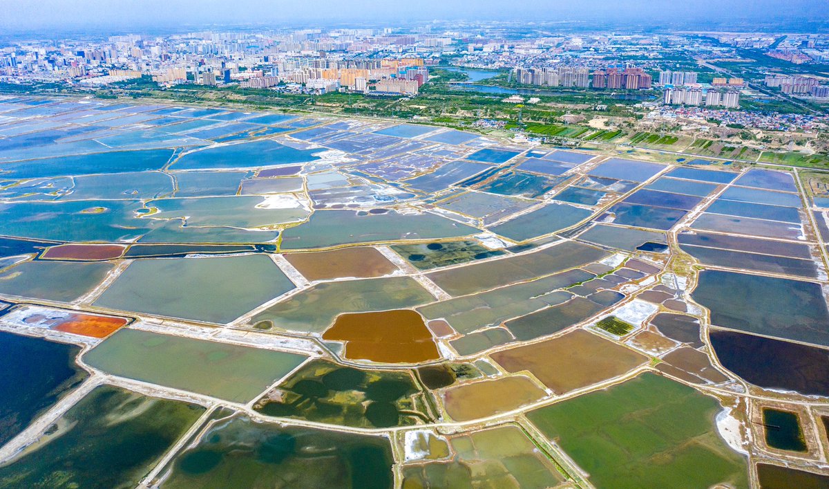 Summer is approaching, and with the rising temperature, the salt lake in Yuncheng, Shanxi, presents a colorful scene. Viewed from the air, it looks like nature's color palette and is breathtakingly beautiful. Photoed by XUE Jun #DAKAChina #DAKAYuncheng