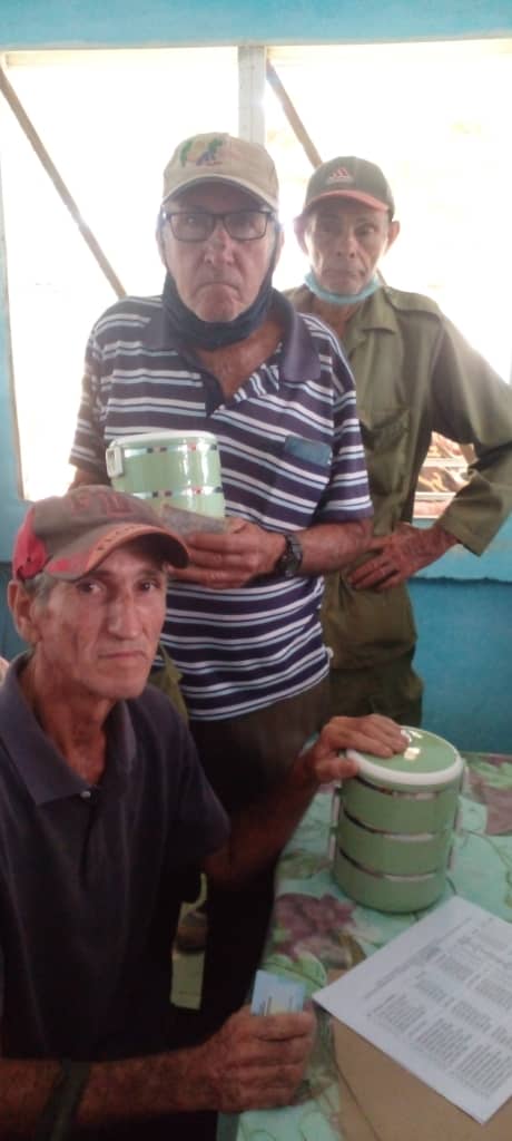 En el día de hoy la empresa de Gastronomía Pto Padre continúa la entrega del Donativo Chino a los asistenciados del Sistema Atención a la Familia.
#ComercioDelPueblo
#ComercioLasTunas
#PorCubaJuntosCreamos