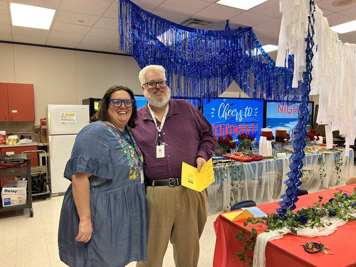 Congratulations Mr. Newnan (@SOAR_NHS ) on your upcoming retirement! Thank you for your hard work over these past many years! #VamosSOARLINC #WeAreAlief