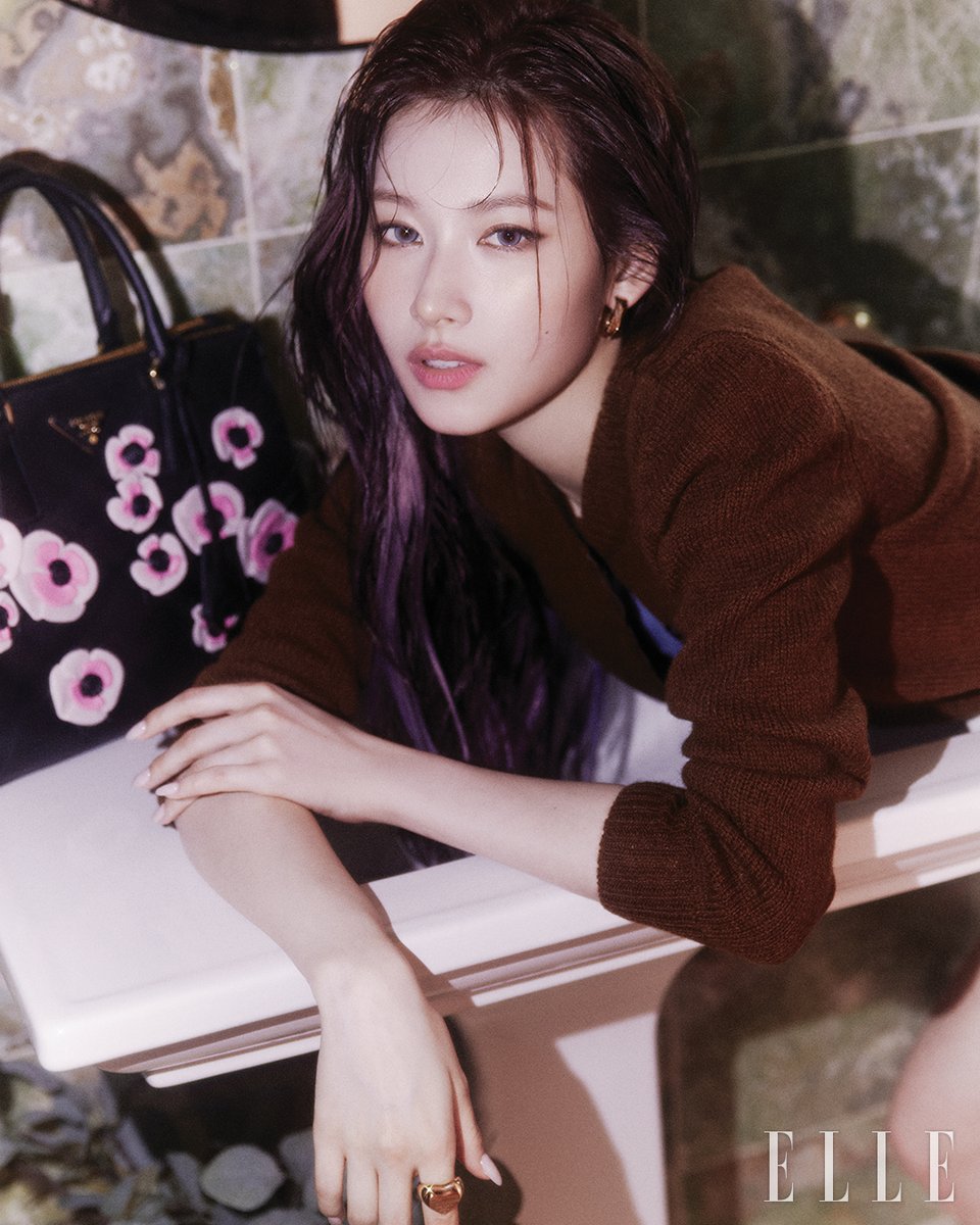 SANA & ELLE KOREA & PRADA @ ELLE KOREA May Issue elle.co.kr/article/1864183 #TWICE #트와이스 #SANA #사나 #ELLEKOREA #PRADA #광고