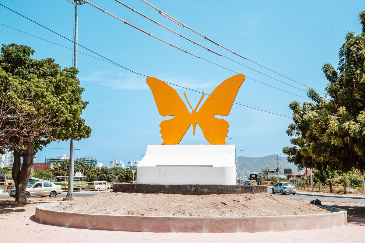 Así quedó el monumento homenaje a #gabrielgarciamarquez es una máquina de escribir y una mariposa amarilla, ubicada a la entrada de #santamarta vía troncal del caribe.