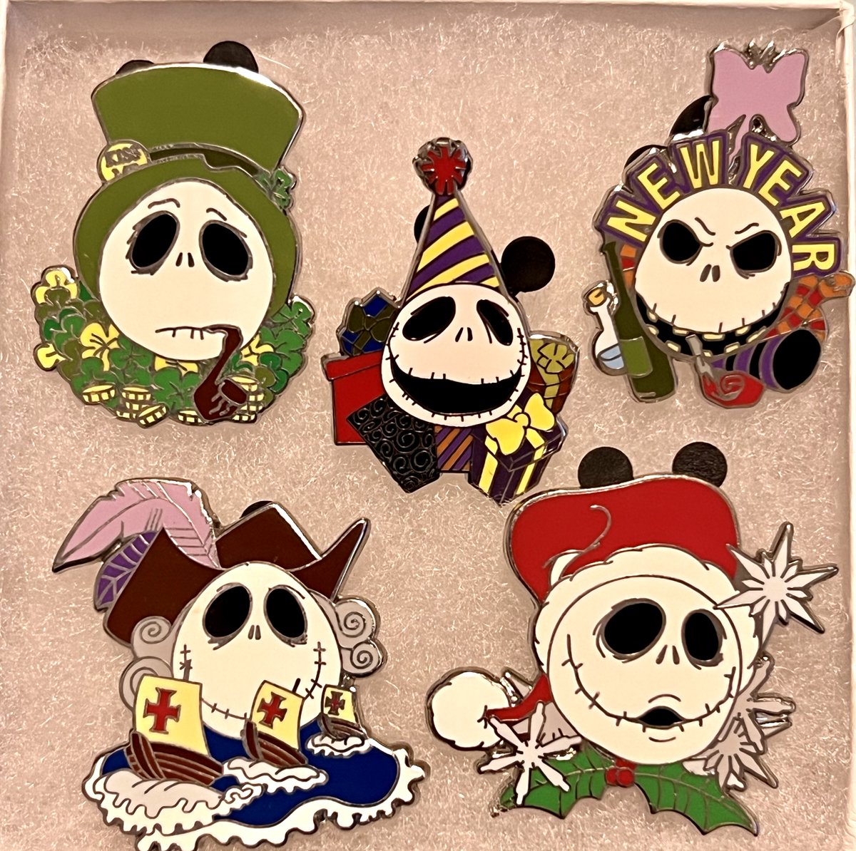 VINTAGE #NightmareBeforeChristmas DIsney Pin Set #JackSkellington Holidays #MysteryPins 2007 LOT of 5 Pins FREE SHIP

#disneypintrading #disneypinsforsale #disneypins #disneyholidaypins #disneyholidays #NMBC #disneytradingpins #TimBurton #ebayfinds 

 ebay.com/itm/2667904088…